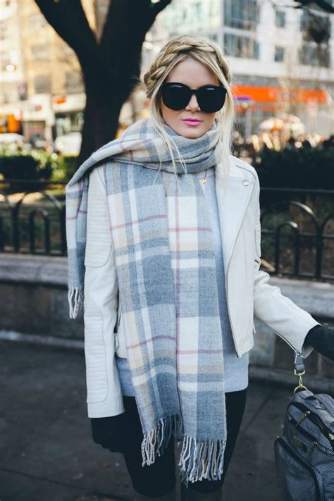 how to wear an oversized scarf